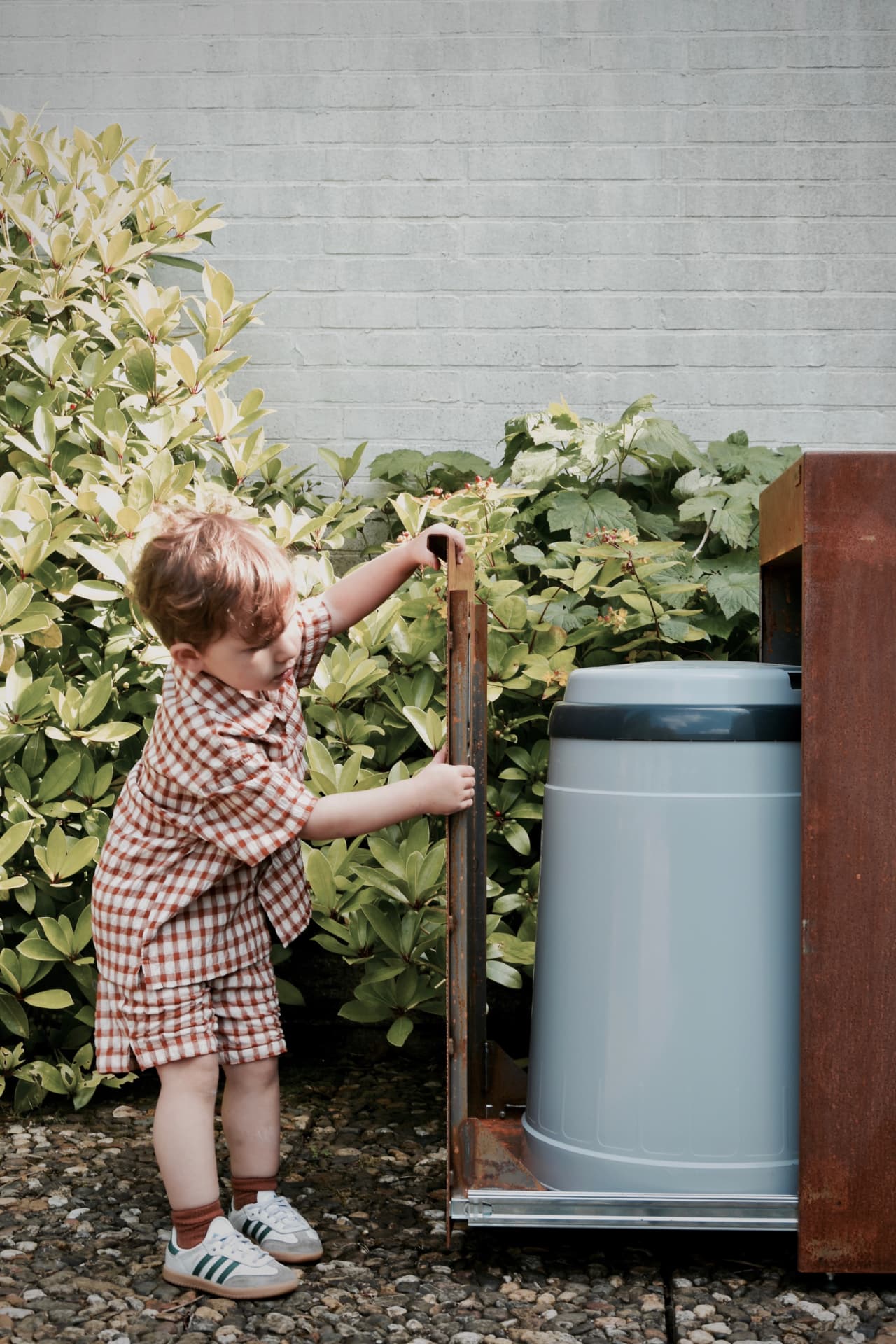 Jongetje in de tuin bij een KUJP Standaard in cortenstaal